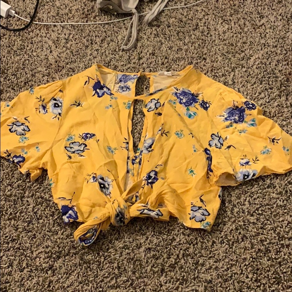Yellow Flowery Top 🌷🌻